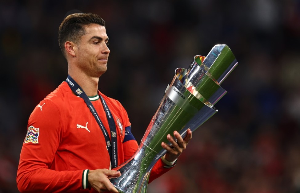 Cristiano Ronaldo, de Portugal, observa o troféu após a final da Liga das Nações