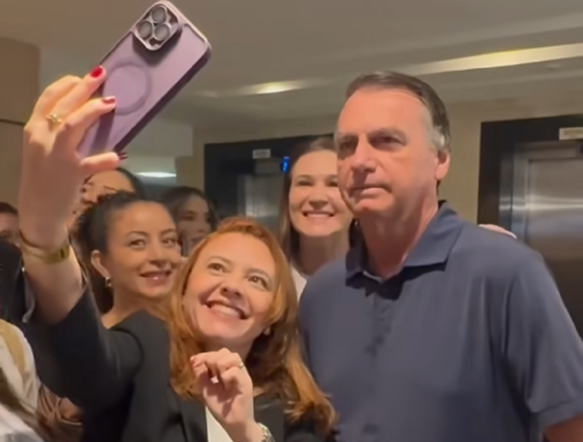 Jair Bolsonaro tira foto com apoiadores no hotel em que ficou hospedado em Goiânia