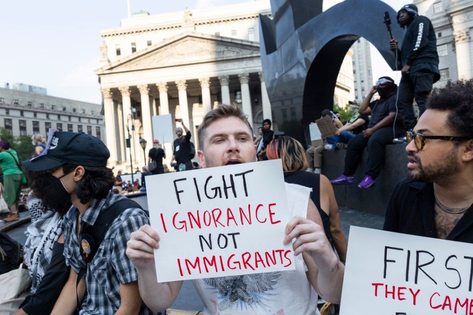 Pessoas se reúnem em protesto contra as políticas de imigração do governo Trump, em Nova York