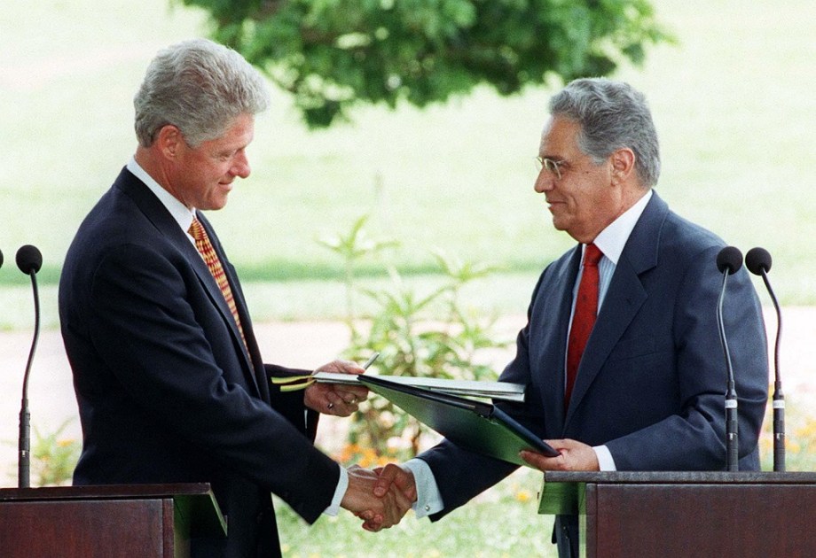 Os presidentes Bill Clinton (e), dos Estados Unidos, e Fernando Henrique Cardoso, do Brasil, se cumprimentam após assinarem acordo sobre educação no Palácio da Alvorada