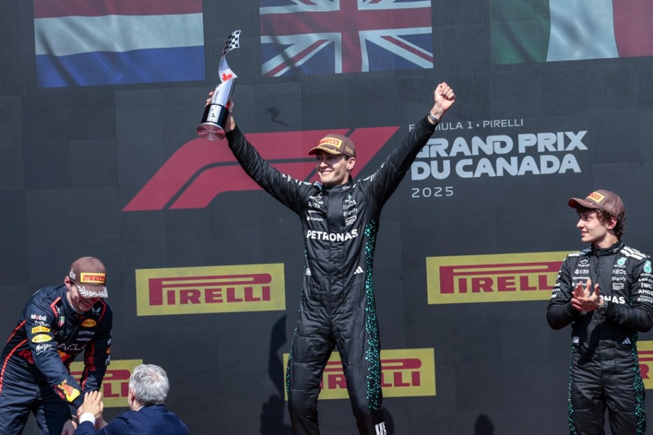 George Russell, do Reino Unido (ao centro), comemora a vitória no pódio ao lado de Max Verstappen, da Red Bull (à esquerda), segundo colocado, e Andrea Kimi Antonelli, também da Mercedes (à direita), terceiro