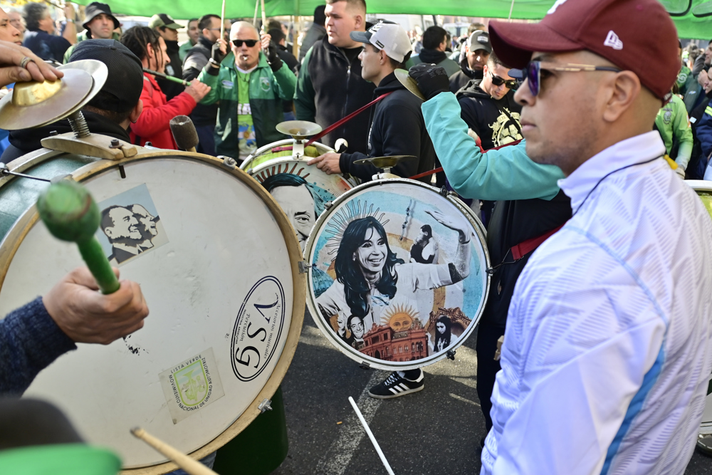 Deputados do PT participam de manifestação em apoio a Cristina Kirchner na Argentina