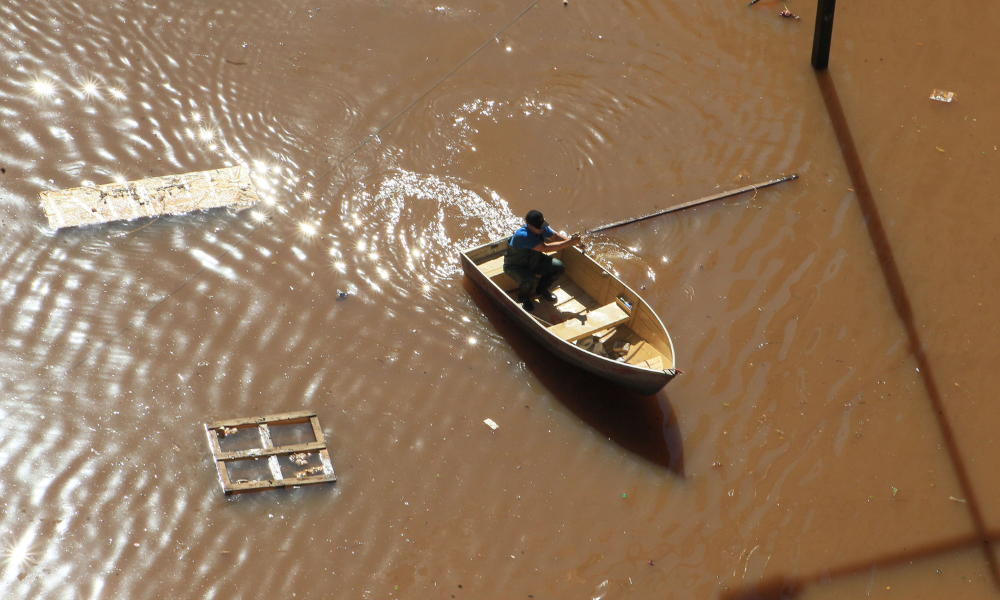O nível do Lago Guaiba segue afetando o Centro Histórico da cidade de Porto Alegre (RS), nesta quarta-feira, 15 de maio de 2024. Com a trégua da chuva na região, as águas começaram a baixar lentamente hoje, chegando a 5,19 metros no final da manhã. Barcos carregados de água e mantimento prestavam apoio a quem ainda resiste dentro de casas, apartamentos e empresas.