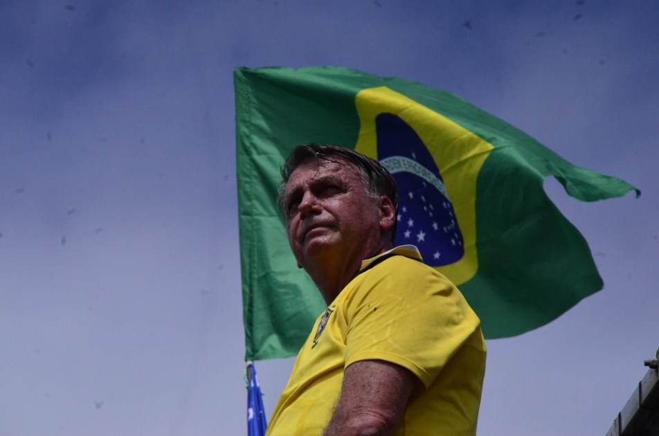 O ex-presidente Jair Bolsonaro (PL) participa de manifestação na orla de Copacabana, na zona sul do Rio, neste domingo (16), em prol da anistia aos condenados pelos atos de 8 de Janeiro
