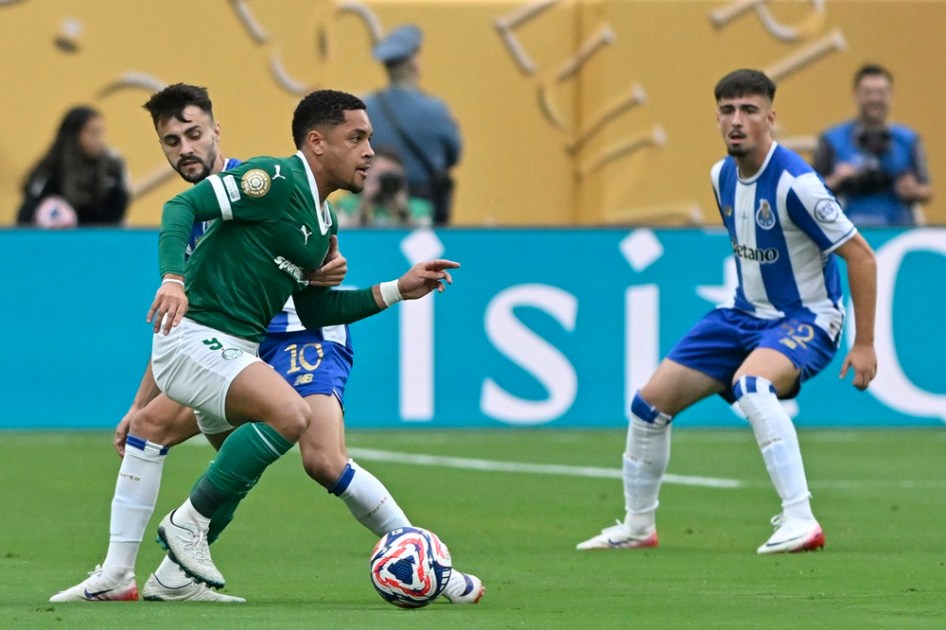 Vitor Roque (9), do Palmeiras, em lance contra jogador do Porto, durante partida válida pela primeira rodada do Mundial de clubes