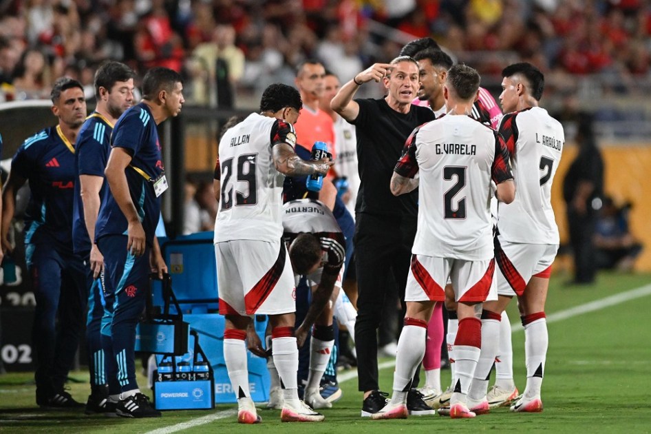 O técnico Filipe Luis, do Flamengo, conversa com jogadores durante partida contra o Los Angeles