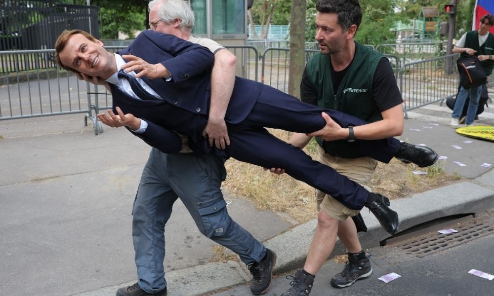estátua de macron roubada