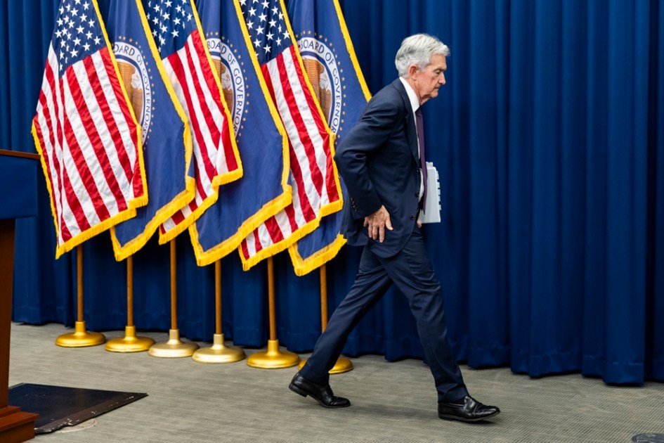 O presidente do Federal Reserve, Jerome Powell, deixa a entrevista coletiva após o anúncio da decisão do Fed de manter as taxas de juros inalteradas