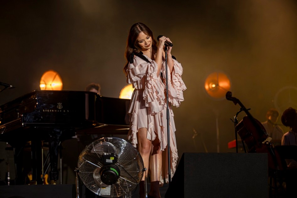 A cantora islandesa Laufey se apresenta na edição 2025 do Popload Festival, que acontece na área externa do Auditório Ibirapuera