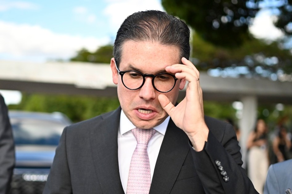 Hugo Motta ajeita seus óculos