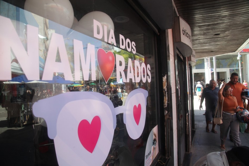 Dia dos namorados movimenta o comércio.