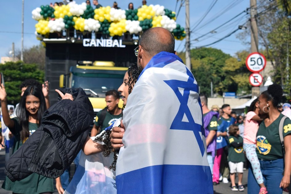 Fiel usa bandeira de Israel nas costas durante a Marcha para Jesus em São Paulo