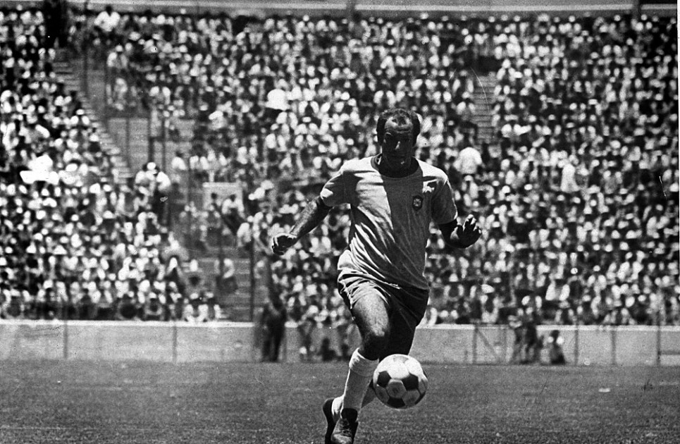 Gérson, meio-campista da Seleção Brasileira, durante a partida de estréia do Brasil na Copa do Mundo de 70 contra a Tchecoslováquia