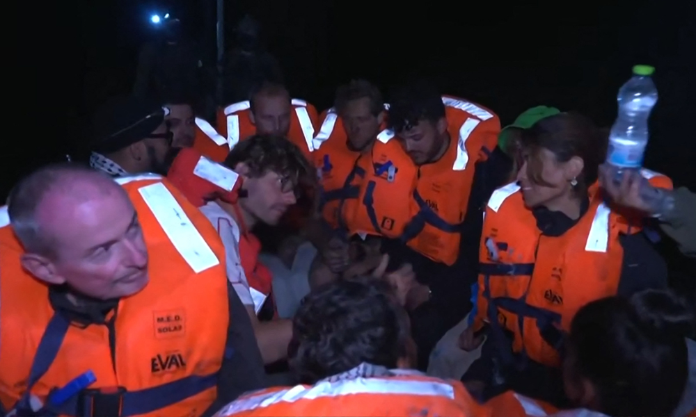 Uma imagem capturada de vídeo publicado no perfil do Ministério das Relações Exteriores de Israel no X, em 9 de junho de 2025, mostra o que, segundo a pasta, seriam passageiros do barco de ajuda humanitária Madleen, com destino a Gaza, recebendo água após a embarcação ser interceptada por forças israelenses em águas internacionais e redirecionada para a costa de Israel. A ação impediu que os ativistas a bordo, incluindo a sueca Greta Thunberg e a eurodeputada Rima Hassan, chegassem ao território palestino bloqueado. (Foto: Ministério das Relações Exteriores de Israel / AFP) **USO EDITORIAL RESTRITO – CRÉDITO OBRIGATÓRIO "AFP PHOTO / ISRAELI FOREIGN MINISTRY" – PROIBIDO USO COMERCIAL OU PUBLICITÁRIO – DISTRIBUÍDO COMO SERVIÇO AOS CLIENTES**