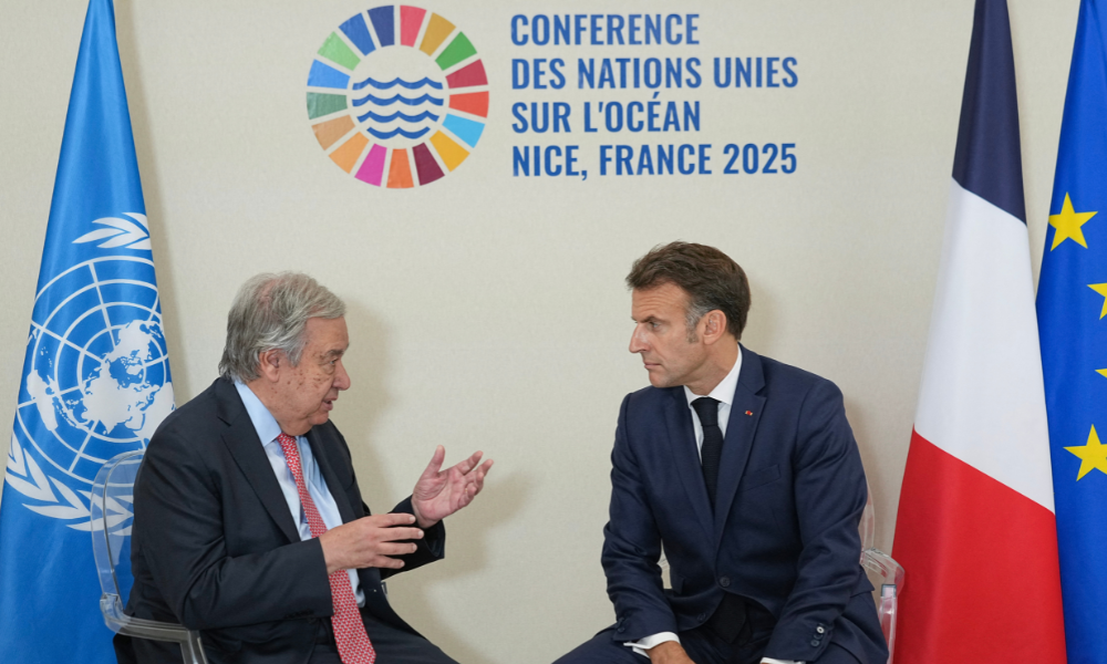 O secretário-geral da ONU, António Guterres (à esq.), se reúne com o presidente da França, Emmanuel Macron, antes de um encontro bilateral à margem da Conferência das Nações Unidas sobre os Oceanos (UNOC3), na cidade de Nice, na Riviera Francesa, em 9 de junho de 2025. (Foto: Laurent Cipriani / POOL / AFP)