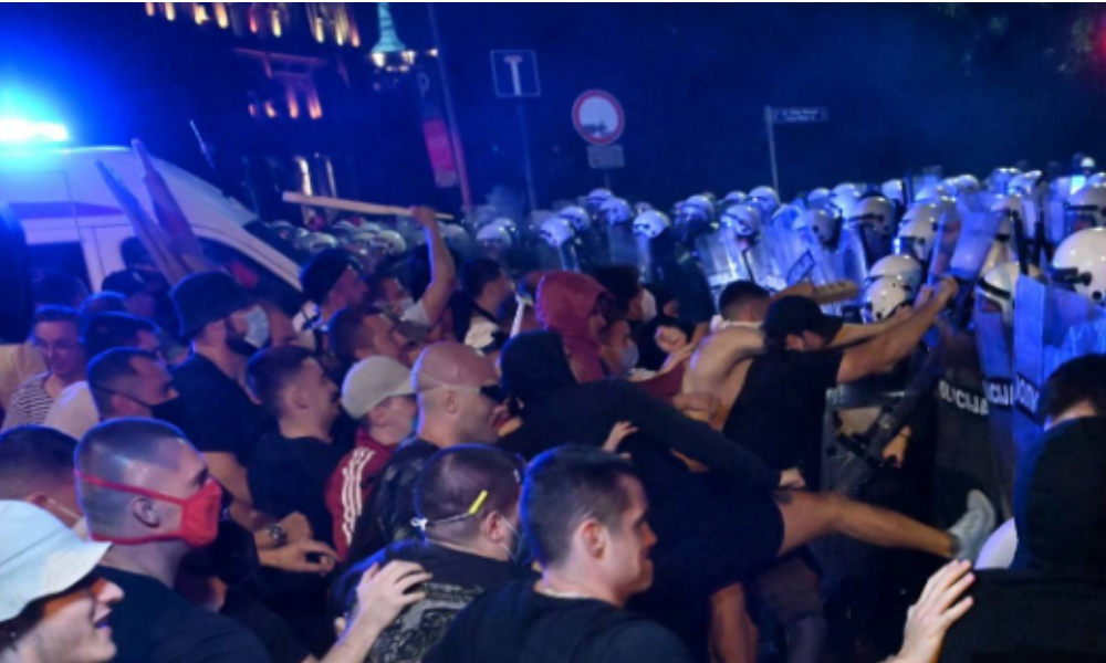 Milhares de manifestantes bloqueiam estradas e exigem eleições antecipadas na Sérvia