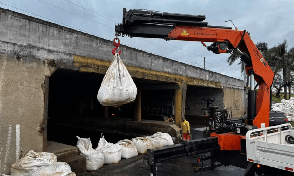 Prefeitura de Porto Alegre inicia fechamento de todas as comportas do sistema de proteção contra cheias — Foto: Divulgação