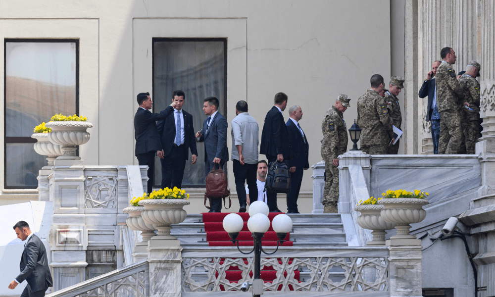 Uma delegação chega ao Palácio Ciragan para o segundo encontro entre as delegações da Rússia e da Ucrânia para negociações de paz em Istambul, em 2 de junho de 2025. (Foto de Yasin AKGUL / AFP)