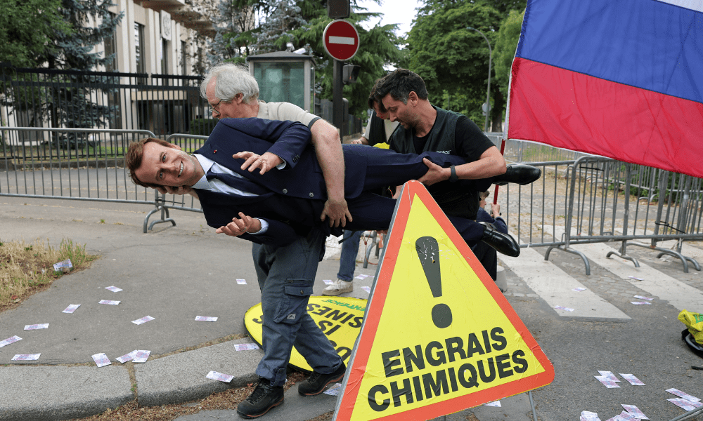 Ativistas ambientais do Greenpeace instalaram uma estátua de cera do presidente francês Emmanuel Macron — que, segundo eles, foi roubada do Museu Grévin — durante um protesto contra as importações francesas de gás e fertilizantes da Rússia, em frente à Embaixada Russa em Paris, em 2 de junho de 2025. (Foto de Thomas SAMSON / AFP)