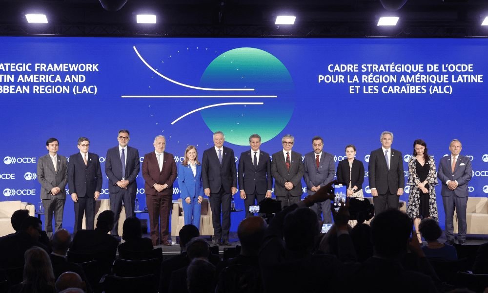 Participantes do marco estratégico da OCDE para a região da América Latina e Caribe (ALC) posam para foto antes de uma sessão realizada como parte da reunião do Conselho Ministerial da OCDE, na sede da organização em Paris, em 3 de junho de 2025. (Foto de GEOFFROY VAN DER HASSELT / AFP)