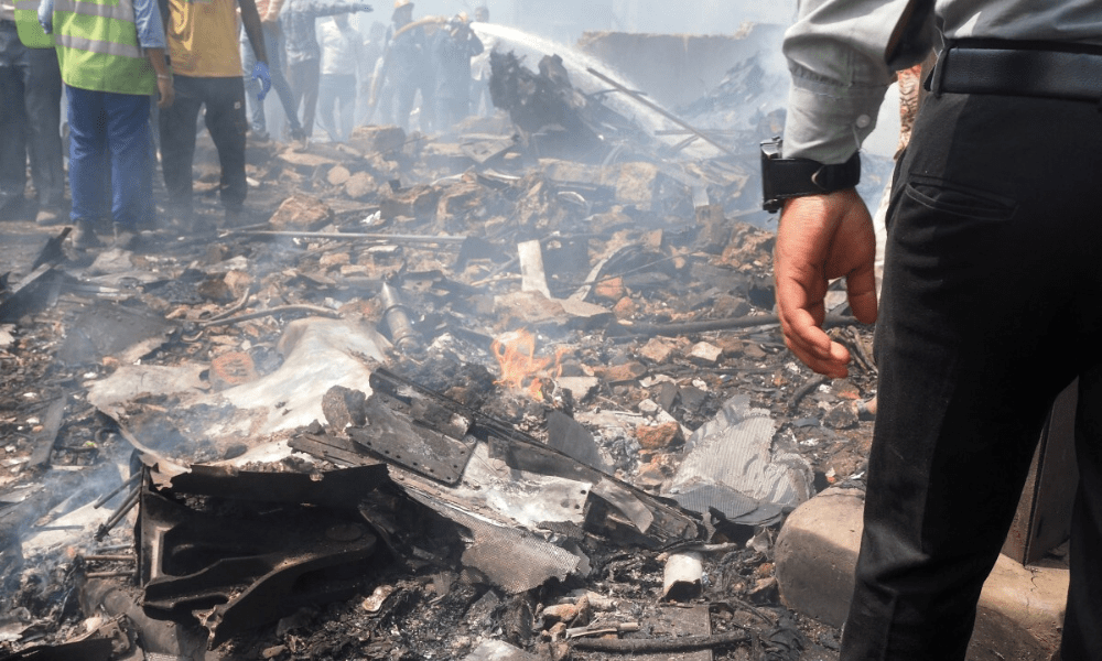 Destroços são vistos no local onde o voo 171 da Air India caiu em uma área residencial próxima ao aeroporto de Ahmedabad, em 12 de junho de 2025. O avião de passageiros, que seguia para Londres, caiu na cidade de Ahmedabad, no oeste da Índia, com 242 pessoas a bordo, segundo autoridades da aviação. A companhia aérea classificou o ocorrido como um “acidente trágico”. (Foto: Sam Panthaky / AFP)