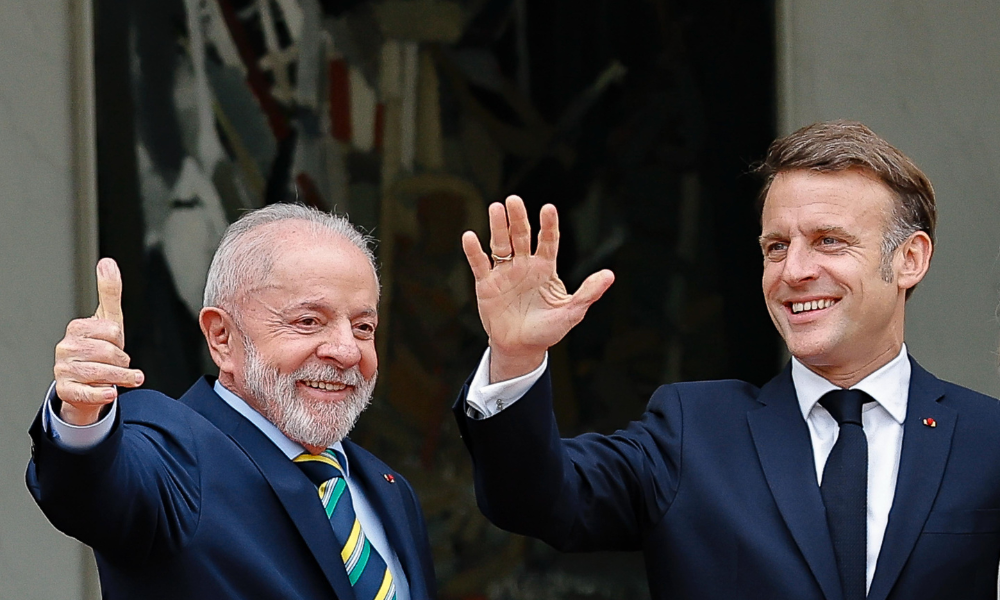 Presidente da República, Luiz Inácio Lula da Silva e Presidente da França, Emmanuel Macron, durante declaração conjunta à imprensa. Palácio do Eliseu, Paris - França.