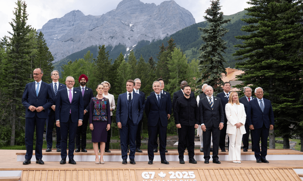 O secretário do Tesouro dos EUA, Scott Bessent, o presidente do Banco Mundial, Ajay Banga, a presidente da Comissão Europeia, Ursula Von der Leyen, o primeiro-ministro britânico, Keir Starmer, o presidente sul-coreano, Lee Jae-myung, o presidente sul-africano, Cyril Ramaphosa, o primeiro-ministro indiano, Narendra Modi, o primeiro-ministro japonês, Shigeru Ishiba, o secretário-geral da ONU, Antonio Guterres, o secretário-geral da OTAN, Mark Rutte (da esq. para a dir., fileira inferior), o chanceler alemão, Friedrich Merz, o primeiro-ministro australiano, Anthony Albanese, a presidente mexicana, Claudia Sheinbaum, o presidente francês, Emmanuel Macron, o primeiro-ministro canadense, Mark Carney, o presidente ucraniano, Volodymyr Zelensky, o presidente brasileiro, Luiz Inácio Lula da Silva, a primeira-ministra italiana, Giorgia Meloni, e o presidente do Conselho Europeu, Antonio Costa, posam para uma foto de família durante a Cúpula do Grupo dos Sete (G7) no campo de golfe Kananaskis Country, em Kananaskis, Alberta, Canadá, em 17 de junho de 2025. (Foto de Stefan Rousseau / POOL / AFP)