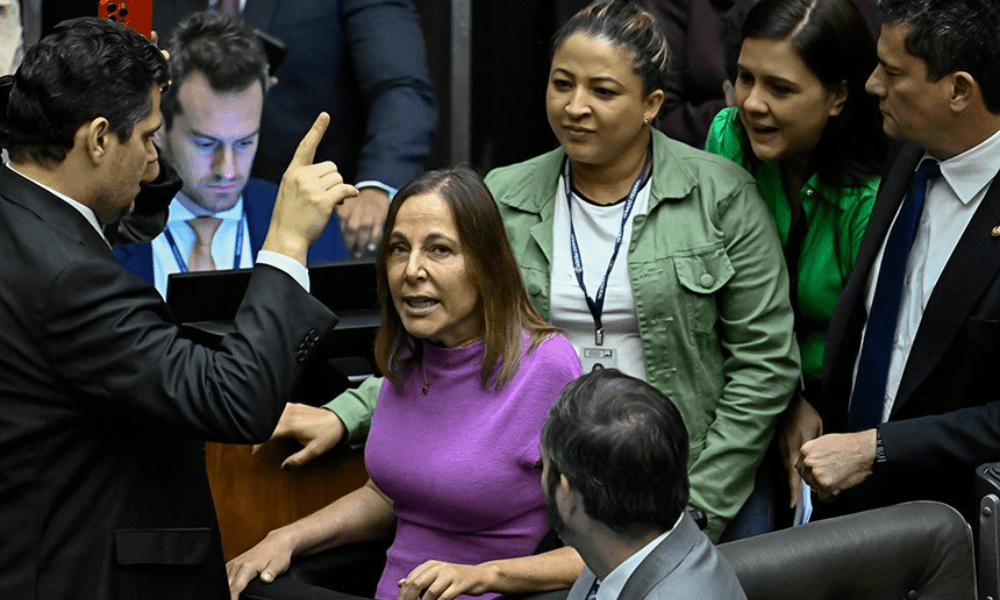 Autora do projeto que deu origem à lei, senadora Mara Gabrilli recebeu mães vítimas de Zika vírus em Plenário Andressa Anholete/Agência Senado Fonte: Agência Senado