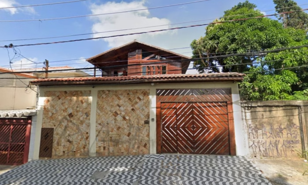 Jovem autista é libertado após invasão a casa e reféns em SP Leia mais em: https://www.gazetasp.com.br/policia/jovem-autista-libertado-invasao-refens-casa-sp/1157937/ Reprodução/ Google Street View