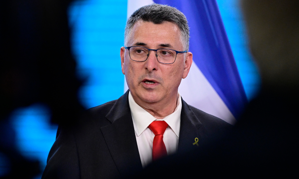 O Ministro das Relações Exteriores de Israel, Gideon Sa'ar, participa de uma coletiva de imprensa conjunta com o Ministro das Relações Exteriores da Alemanha no Ministério das Relações Exteriores em Berlim, em 5 de junho de 2025. (Foto de John MACDOUGALL / AFP)