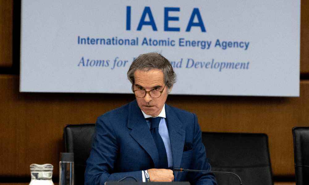Rafael Grossi, Diretor-Geral da Agência Internacional de Energia Atômica (AIEA), tomou assento na reunião do Conselho de Governadores da AIEA na sede da agência em Viena, Áustria, em 16 de junho de 2025. Em 19 de junho de 2025, o Irã acusou o órgão de vigilância nuclear da ONU de atuar como "parceiro" no que descreveu como uma "guerra de agressão" de Israel. A Agência Internacional de Energia Atômica (AIEA) acusou o Irã, em um relatório anterior ao início da guerra Irã-Israel, de descumprimento de suas obrigações em seu programa nuclear. (Foto de Joe Klamar / AFP)