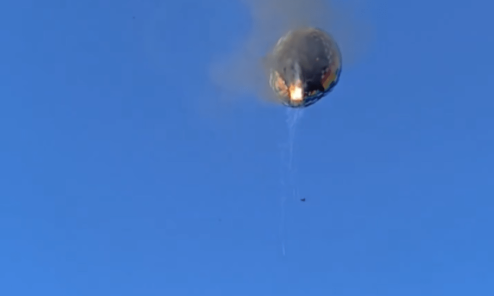 Momento de queda de balão em Praia Grande, Santa Catarina (reprodução/Reprodução)