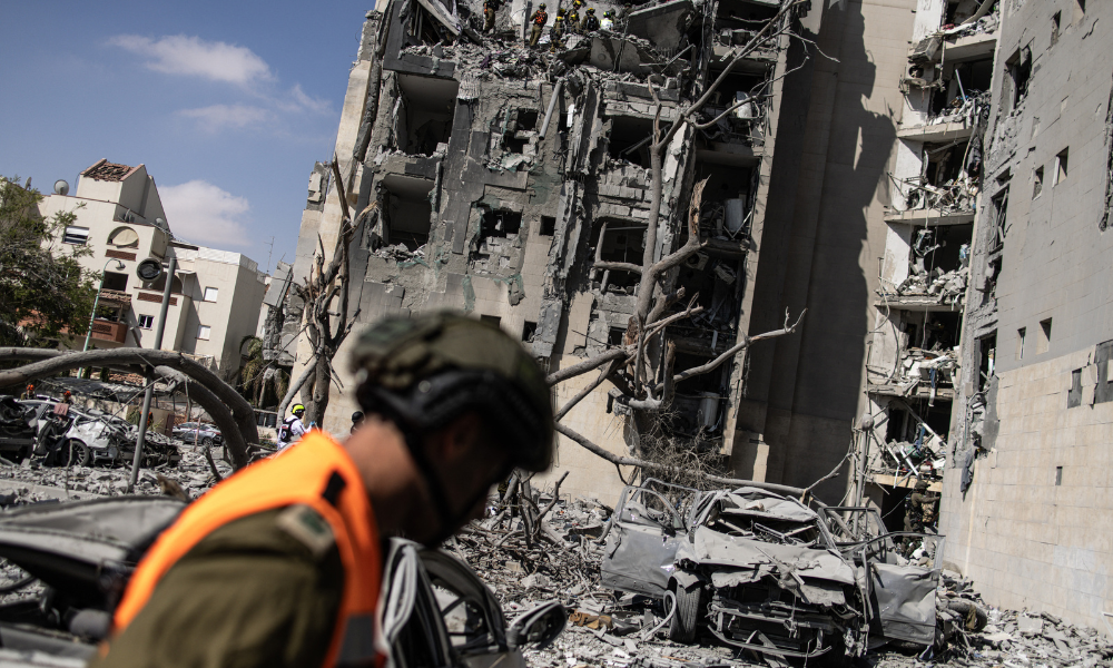 Serviços de emergência e agentes de segurança israelenses buscam vítimas nos escombros de um prédio atingido por um míssil iraniano em Bersheba, no sul de Israel, em 24 de junho de 2025. O presidente dos EUA, Donald Trump, anunciou um processo de cessar-fogo em fases, com duração de 24 horas, a partir das 4h GMT de 24 de junho, com o qual Israel afirmou ter concordado. O Irã não aceitou formalmente o cessar-fogo. (Foto de John Wessels / AFP)