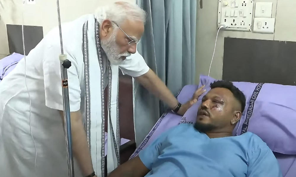 TOP SHOT - Esta captura de tela de um vídeo gravado e divulgado pelo canal Narendra Modi no YouTube em 13 de junho de 2025 mostra o primeiro-ministro indiano, Narendra Modi (E), reunindo-se com Vishwash Kumar Ramesh, único sobrevivente do acidente do voo 171 da Air India, em um hospital em Ahmedabad. Equipes de resgate com cães farejadores vasculharam o local do acidente, em 13 de junho, do jato de passageiros com destino a Londres, que se chocou contra uma área residencial da cidade indiana de Ahmedabad, matando pelo menos 265 pessoas a bordo e em solo. (Foto de NARENDRA MODI YOUTUBE CHANNEL / AFP) / -----NOTA DO EDITOR --- USO RESTRITO AO EDITORIAL - CRÉDITO OBRIGATÓRIO "AFP PHOTO / NARENDRA MODI YOUTUBE CHANNEL" - SEM MARKETING - SEM CAMPANHAS PUBLICITÁRIAS - DISTRIBUÍDO COMO UM SERVIÇO AOS CLIENTES
