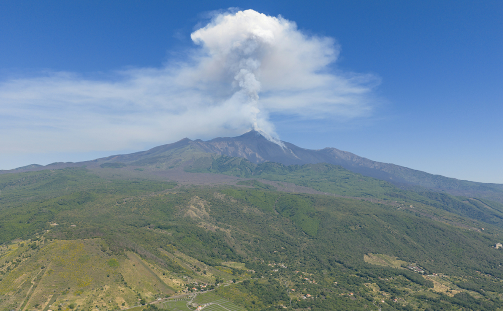 Fumaça sobe da cratera do vulcão Etna durante sua erupção