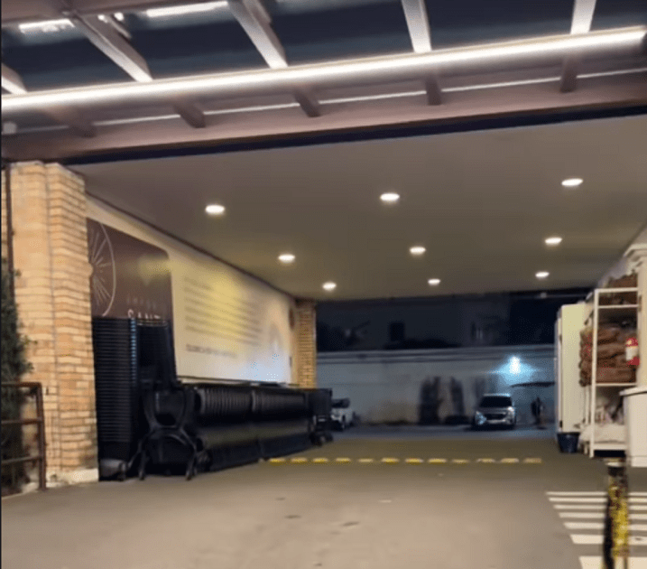 Imagem do estacionamento do Empório Santa Maria gravada por Denise, proprietária de um dos veículos furtados