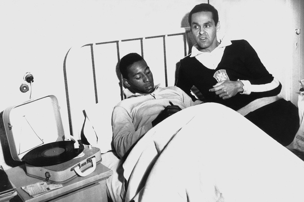 Pelé se contundiu no segundo jogo da seleção em 62 e não jogou mais na Copa