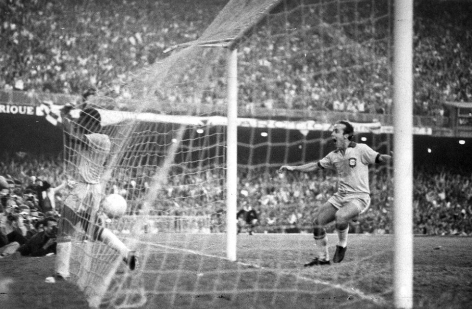 Pelé marca o gol da vitória do Brasil por 1 a 0 sobre o Paraguai, no estádio do Maracanã, pela última rodada das Eliminatórias para a Copa do Mundo de 1970