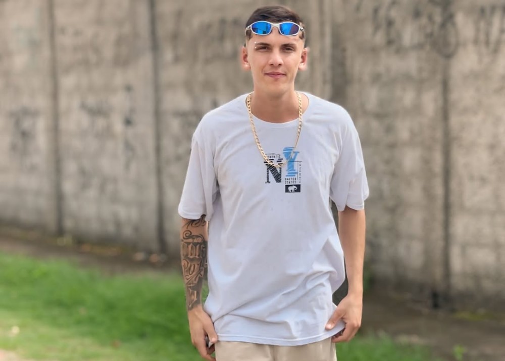 Influenciador morre atropelado após cair da garupa de moto em rodovia de Minas Gerais