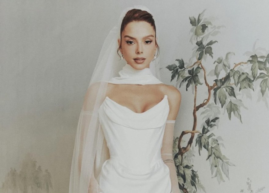 Giovanna Lancelotti se casou com um vestido de cetim de seda da estilista inglesa Vivienne Westwood