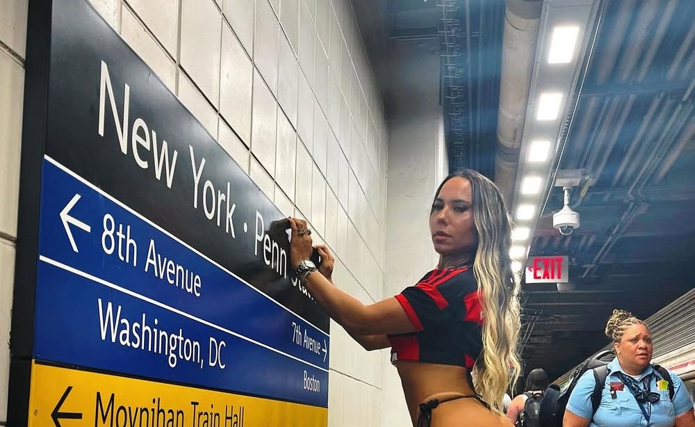 Com a camisa do Flamengo, Mulher Melão faz ensaio ousado em trem nos EUA e gera polêmica; veja as fotos