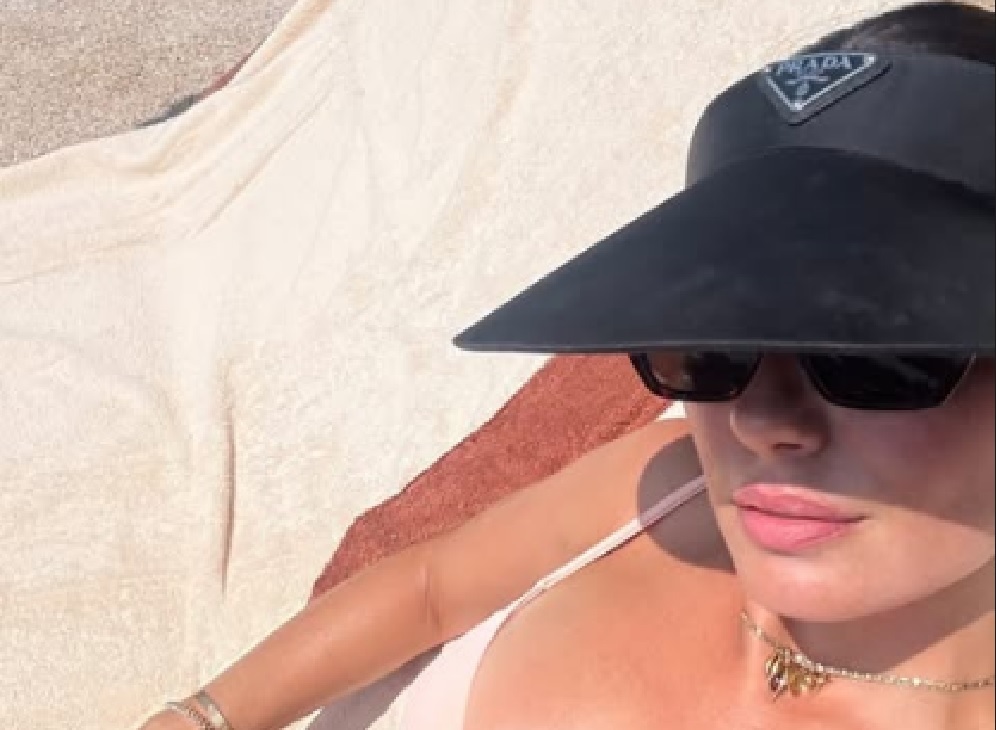 Isis Valverde curte lua de mel na Sardenha e posa de biquíni nude