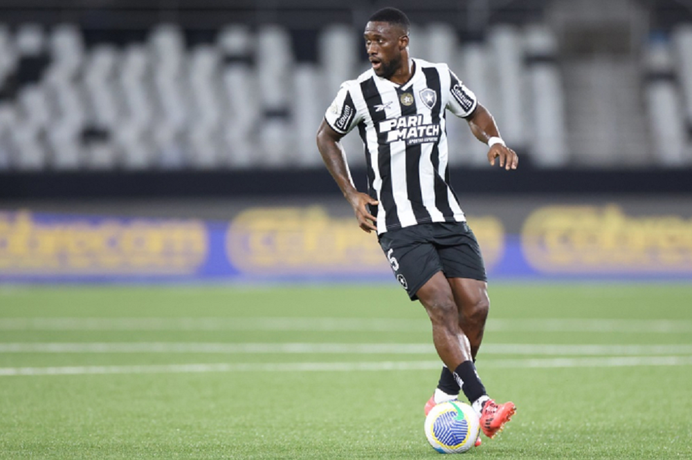 Entre a festa e a aflição: Botafogo é recebido por campeão da NFL, mas precisa cortar jogador do Mundial