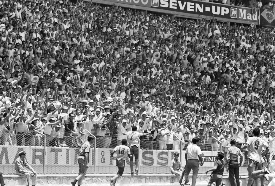 O jogador Jairzinho, do Brasil comemora após marcar gol na partida contra a seleção da Inglaterra
