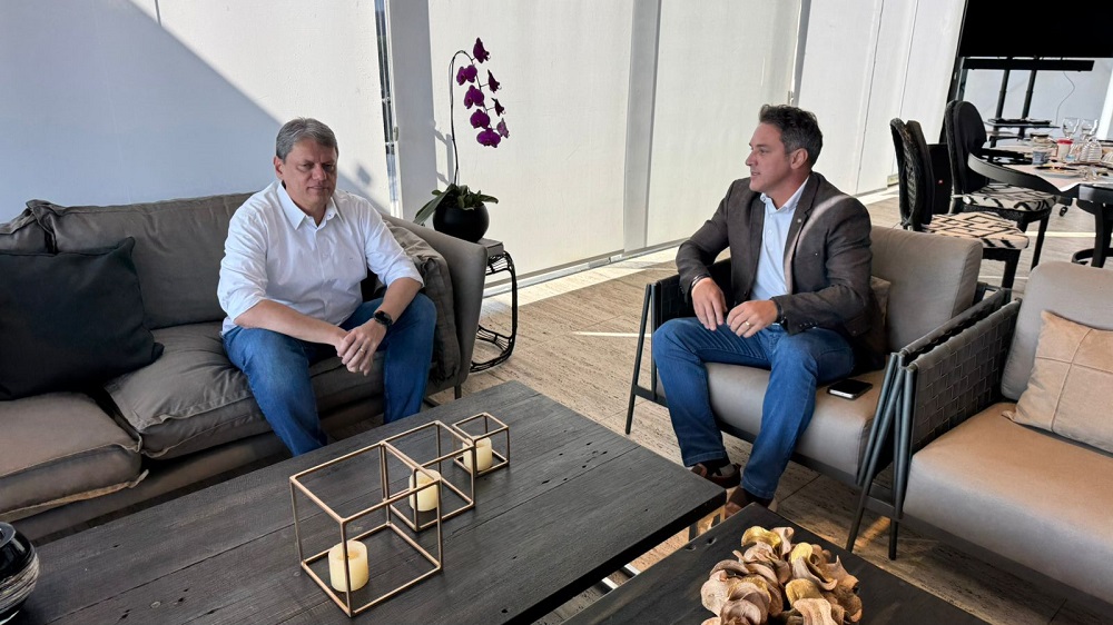 O deputado Coronel Zucco, do PL, reúne-se com Tarcísio de Freitas em São Paulo