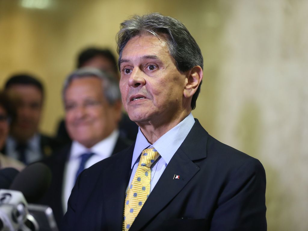 Roberto Jefferson alega que tornozeleira está ‘apertando o pé’ e Moraes permite troca