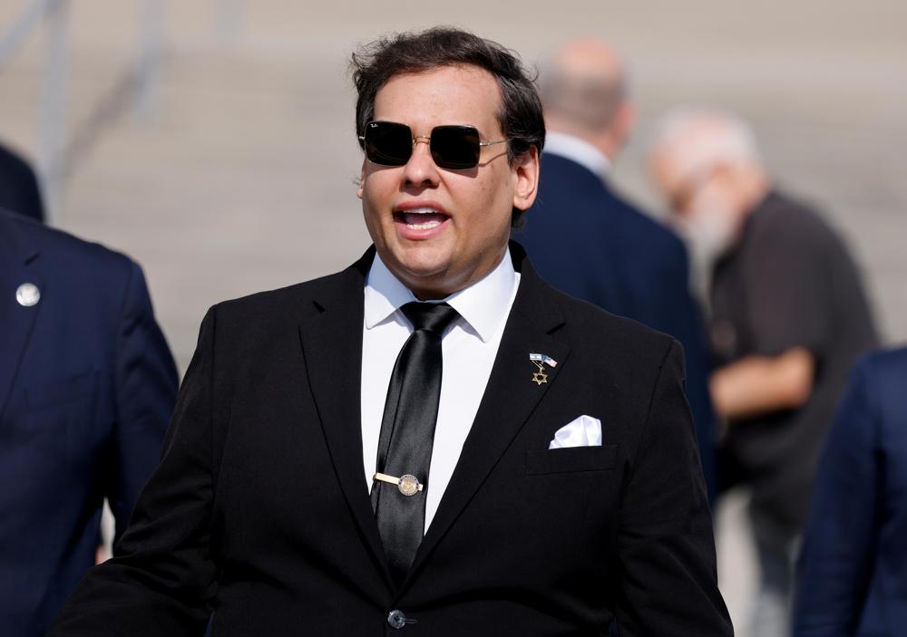 George Santos, ex-deputado dos EUA filho de imigrantes brasileiros, é condenado a 7 anos de prisão por fraude
