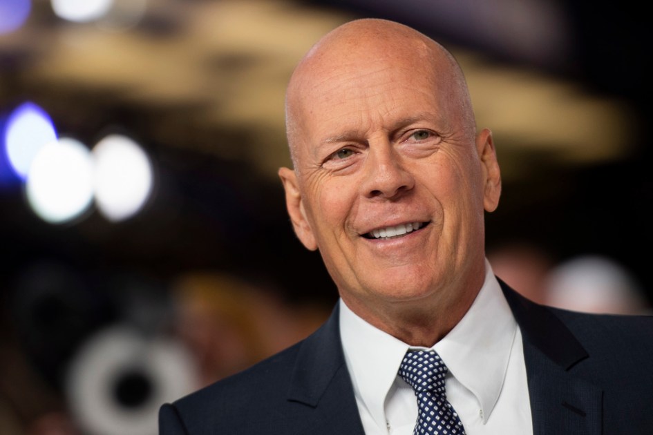 Bruce Willis de terno durante tapete vermelho de cerimônia