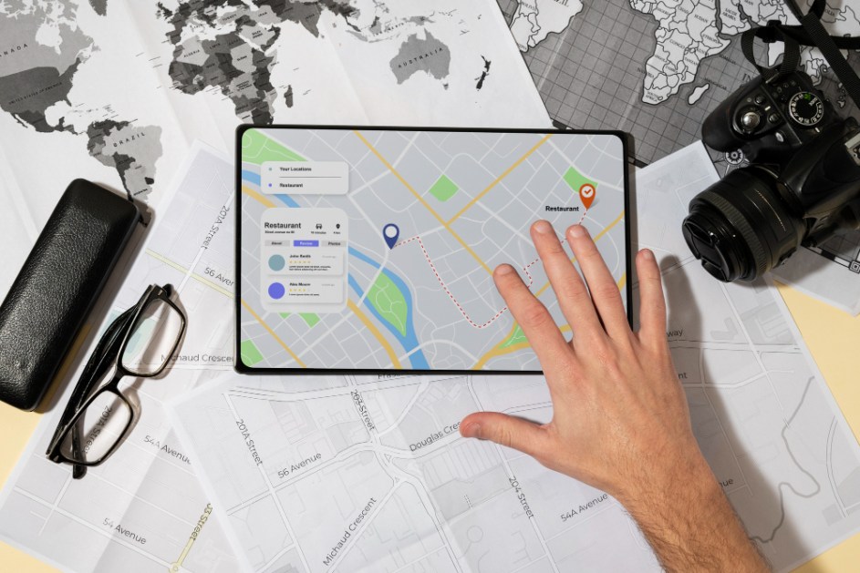 Vista superior do tablet GPS com mão e mapa do mundo