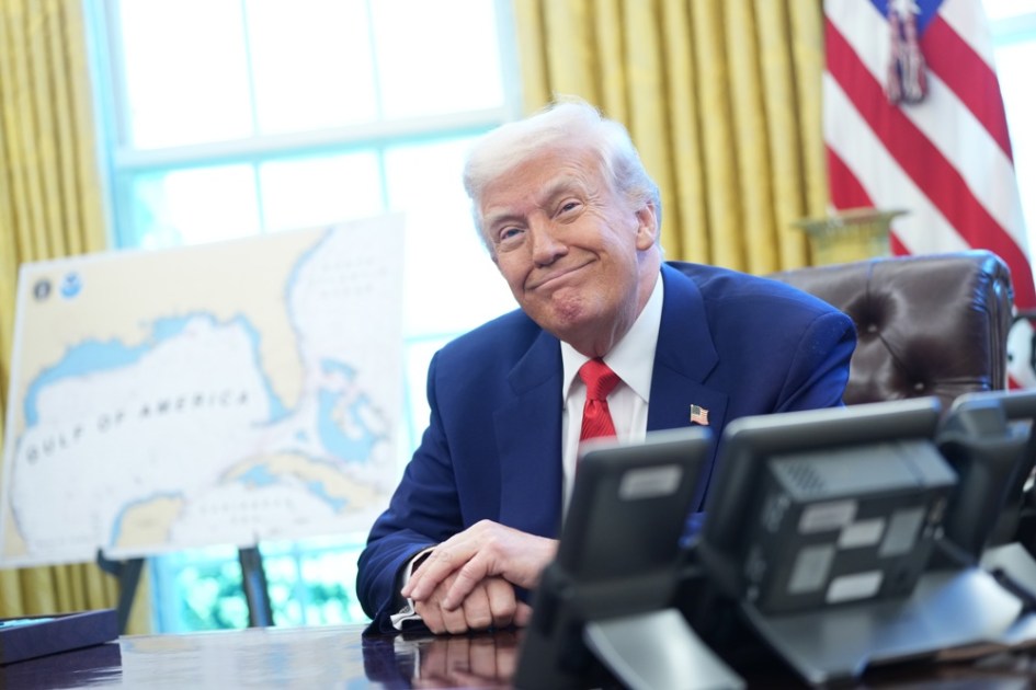 O presidente dos EUA, Donald Trump, sorri enquanto fala com repórteres após assinar uma série de ordens executivas no Salão Oval da Casa Branca